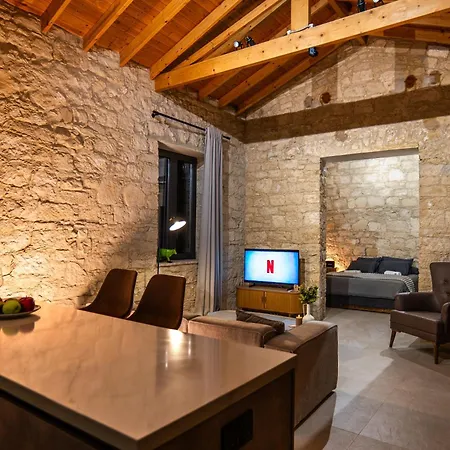 Philoxenia Stone Apartment